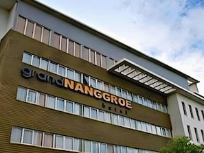 A building with a sign that reads 'grandngroe' indicating a hotel or lodging establishment.