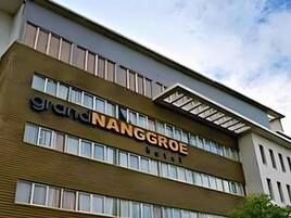 A building with a sign that reads 'grandngroe' indicating a hotel or lodging establishment.