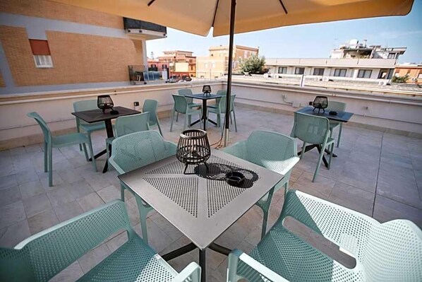 Outdoor dining - Castrichella Boutique Hotel (Fiumicino)