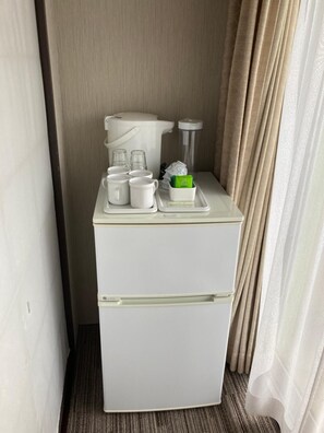 A compact minibar with a coffee maker, cups, and a small refrigerator. - Route-inn Grantia Wakamiya (Miyawaka)