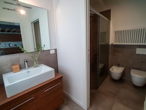 Bathroom - Design Central Apartment (Bergamo)