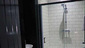 Bathroom - Seaview House (Larne)