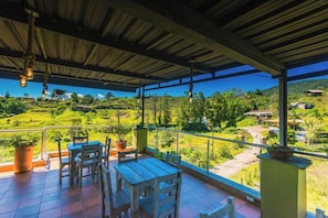 Outdoor dining - Hotel Bambu Guatape (Guatapé)