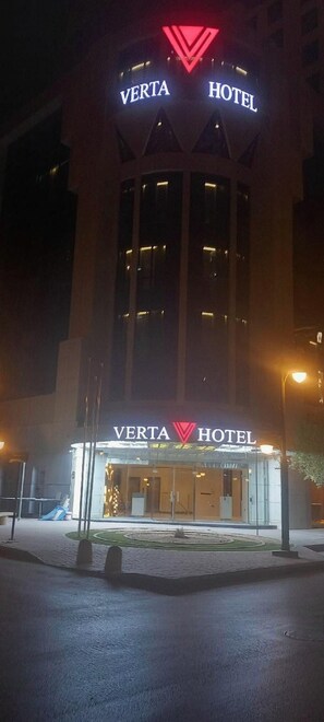 Un hotel llamado 'VERTA HOTEL' con un llamativo logotipo rojo sobre la entrada.