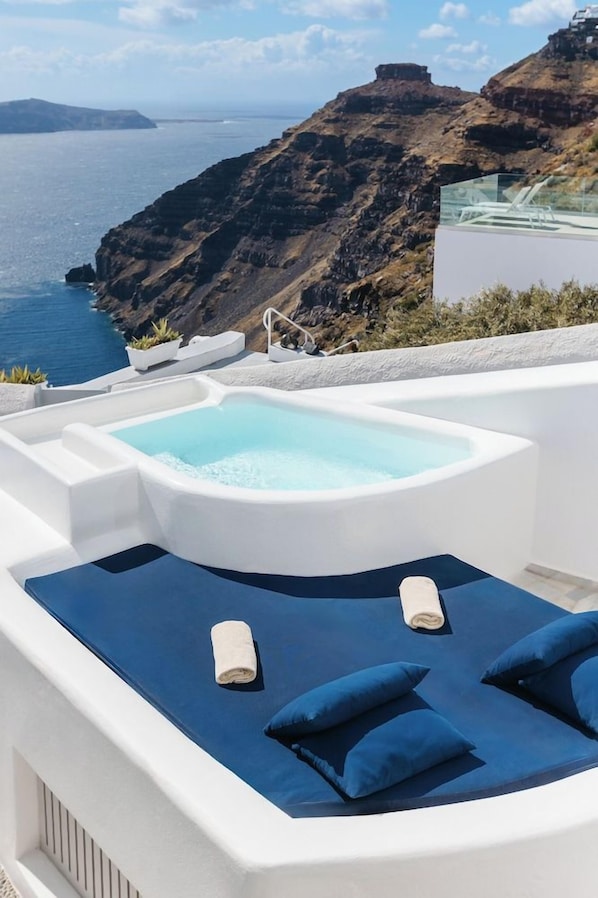 Outdoor spa tub - Mirabo Luxury Villas Adults Only (Santorini)