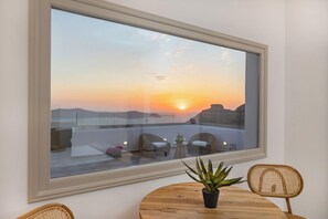 Outdoor dining - Mirabo Luxury Villas Adults Only (Santorini)