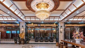 A spacious lobby with a large chandelier, seating area, and a reception desk. - Greentree Eastern Kunming Baiyun Road Tongde Square Hotel (Kunming)
