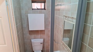 Bathroom - Bluff Accommodation - Aybriden Self-catering (Bluff)