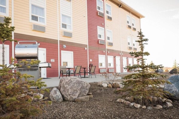 Outdoor dining - Days Inn by Wyndham Lamont (Lamont)