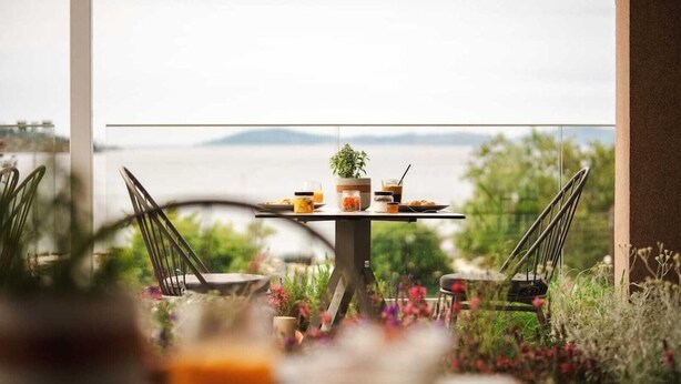 Outdoor dining - Thetis Boutique Luxury Apartments (Sithonia)