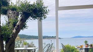 Outdoor dining - Thetis Boutique Luxury Apartments (Sithonia)