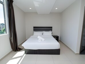 Une chambre d’hôtel moderne avec un grand lit, une table de chevet, une fenêtre avec des rideaux et une vue sur les bâtiments environnants.