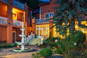 Exterior - Hotel Bellevue (Esztergom)
