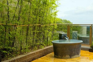 Un jardín de bambú con un jacuzzi.