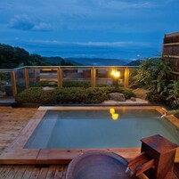 Bañera de hidromasaje al aire libre