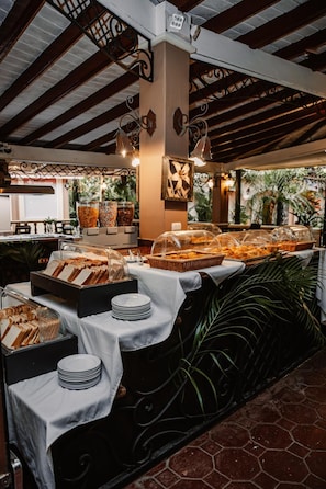 Un buffet proposant une variété de plats et agrémenté d’un mur décoratif.