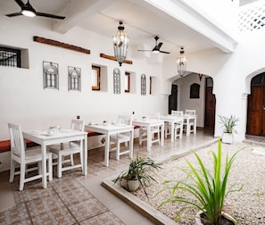 Khu ẩm thực ngoài trời