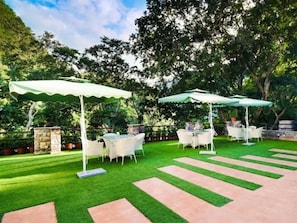 Outdoor dining - Summit By The Ganges Beach Resort & Spa (Rishikesh)