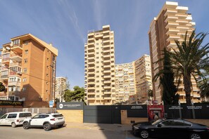 A high-rise building with multiple balconies and a gated entrance. - Torre San Diego (Benidorm)