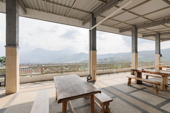 Outdoor dining - Urbanview Hotel Sky Batu Malang by Reddoorz (Batu)