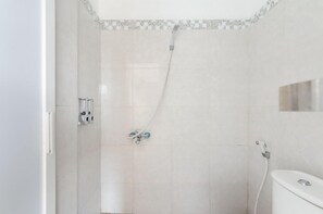 Bathroom - Urbanview Hotel Sky Batu Malang by Reddoorz (Batu)