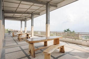 Outdoor dining - Urbanview Hotel Sky Batu Malang by Reddoorz (Batu)