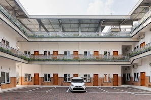 Exterior - Urbanview Hotel Sky Batu Malang by Reddoorz (Batu)