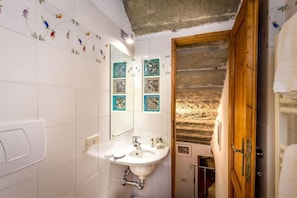 Bathroom - Pignone Apartment (Florence)