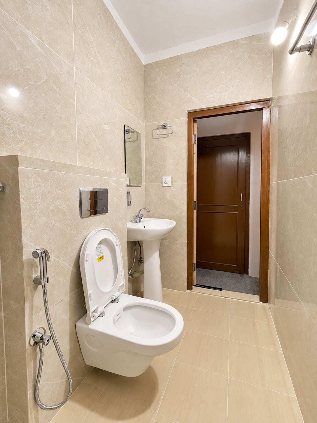 Un baño moderno con inodoro, bidé y lavamanos.