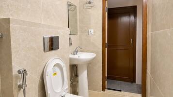 Un baño moderno con inodoro, bidé y lavamanos.