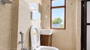 Un baño moderno con inodoro, bidé y ducha.