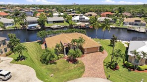 A residential area with houses, a marina, and a large body of water. - Villa American Dream — Luxury Waterfront Villa in Cape Coral with Gulf access (Cape Coral)