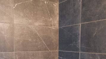 Une salle de bain avec une baignoire, une pomme de douche et un robinet.