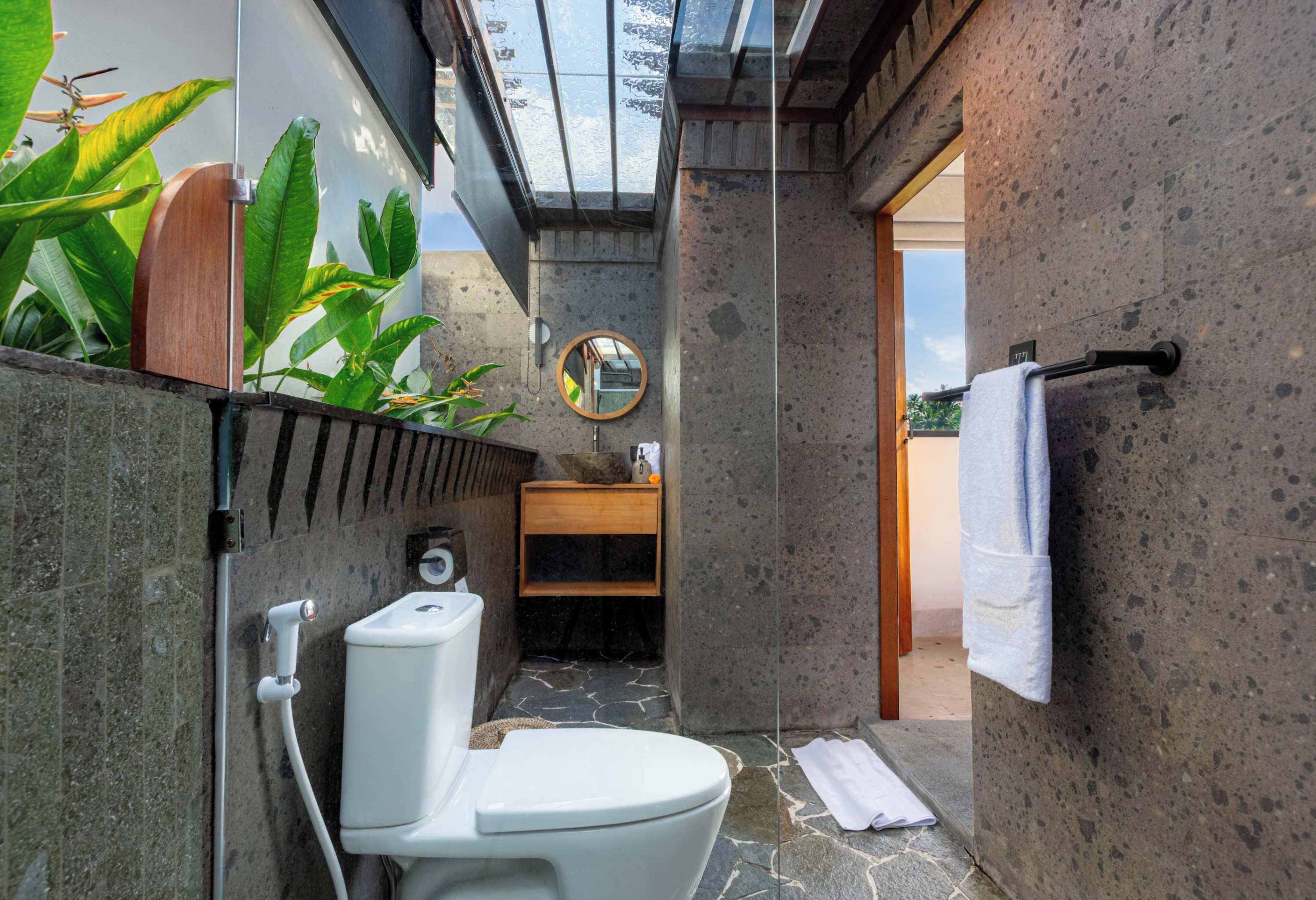 Un bagno piccolo ma funzionale, con WC, lavandino e specchio.