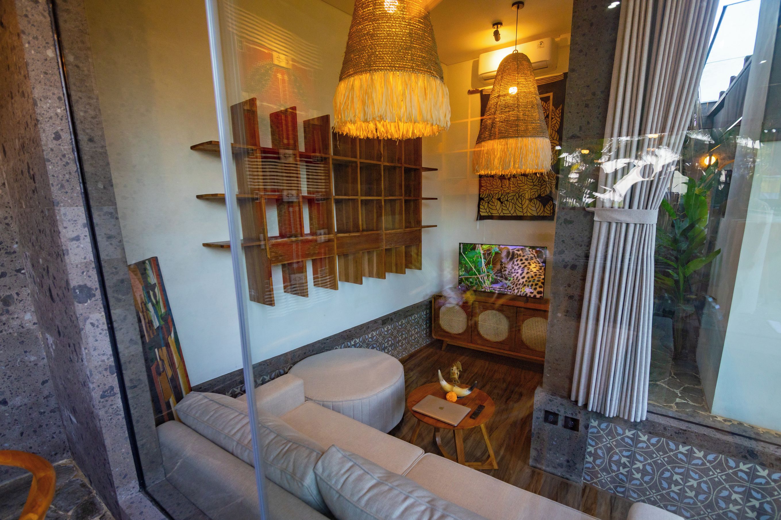 Uma sala de estar moderna com sofá, uma mesa pequena e objetos decorativos.