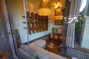 Una sala de estar moderna con un sofá, una mesita y objetos decorativos.