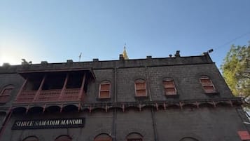 Un edificio con un letrero que dice 'STREE SAMADHI MANDIR'.