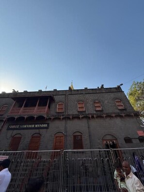 A building with a sign reading 'STREE SAMADHI MANDIR'. - Sai G.R.K Hotel (Shirdi)