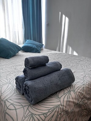 Room - Cozy studio with AC, near airport, beach & railway station (Nice)