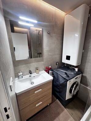 Bathroom - Cozy studio with AC, near airport, beach & railway station (Nice)
