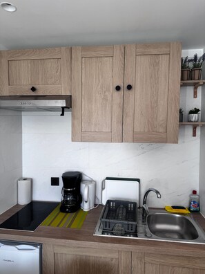 Private kitchen - Cozy studio with AC, near airport, beach & railway station (Nice)