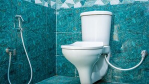 Een douche, gratis toiletartikelen, handdoeken