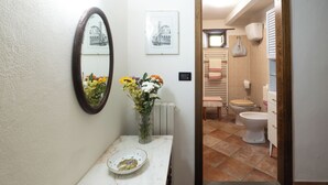 Een douche, een haardroger, een bidet, handdoeken