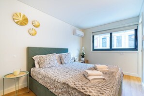 A bedroom with a bed, bedside table, and a window. - The Braamcamp Collection Apt A (Porto)