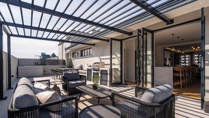 Unclassified image, 2 of 25, button - Luxury 3 Bedroom Penthouse with Table Mountain Views (Cape Town)