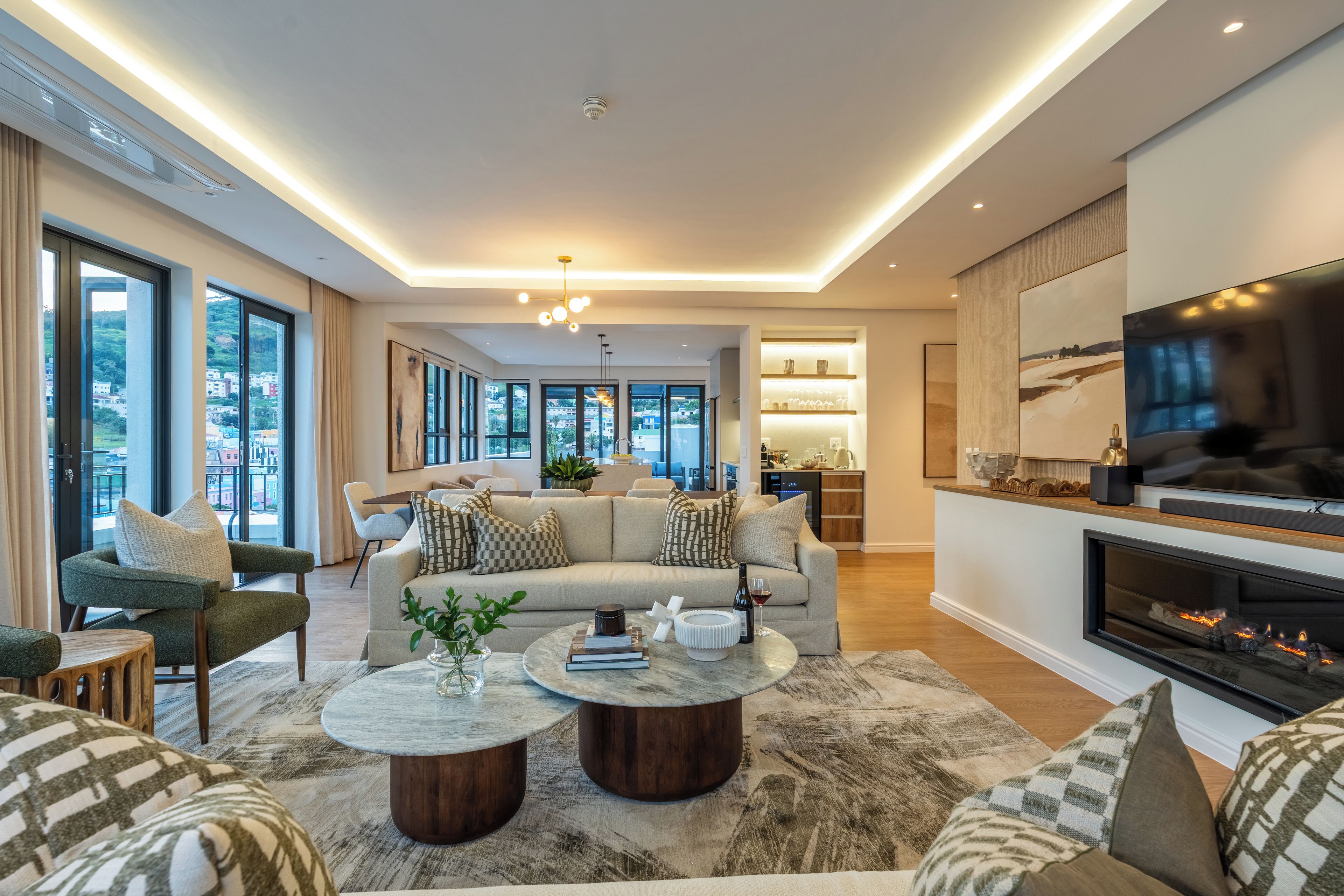 Smart TV, fireplace, stereo