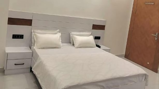 Quarto triplo família, sacada, vista para o jardim | Cofres nos quartos