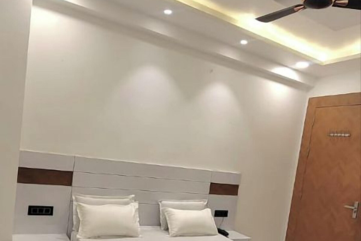 Quarto triplo família, sacada, vista para o jardim | Cofres nos quartos