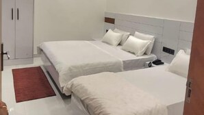 Quarto triplo família, sacada, vista para o jardim | Cofres nos quartos