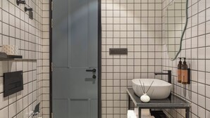 Shower, perlengkapan mandi gratis, pengering rambut, dan handuk